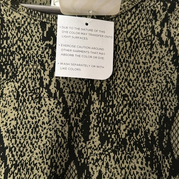 FABLETICS KAMILA SEAMLESS LONG SLEEVE GREEN & BLACK SNAKESKIN CROP TOP MED - Picture 4 of 5